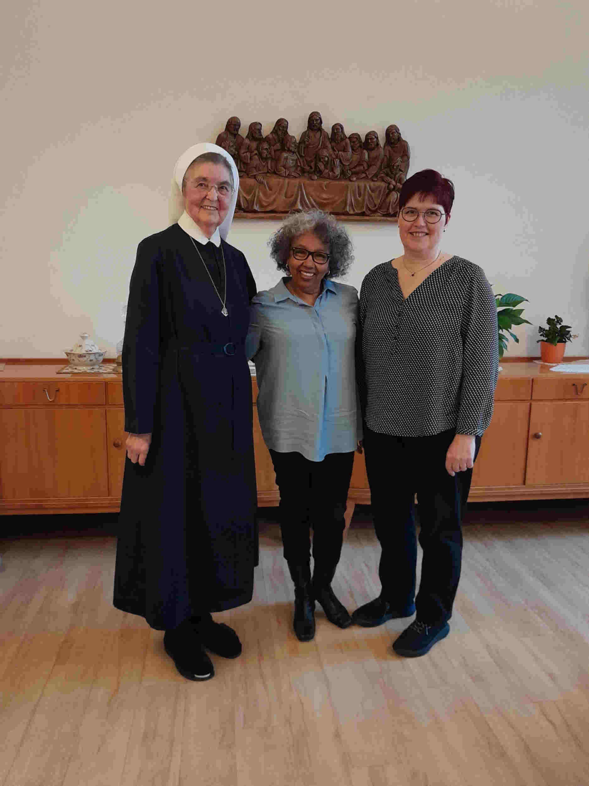 Schwester Brigitta mit den Jubilarinnen Silvia Büchner und Martina Zieglowski,