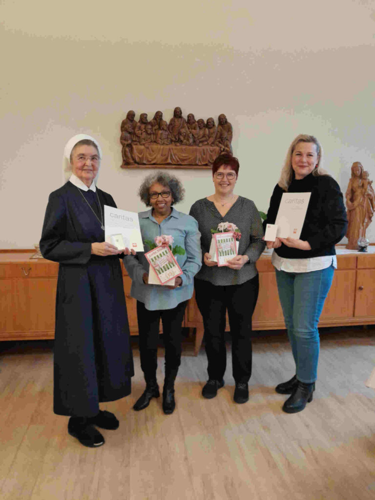 Schwester Brigitta mit den Jubilarinnen Silvia Büchner und Martina Zieglowski, sowie Frau Wirth mit den Urkunden und Geschenken.